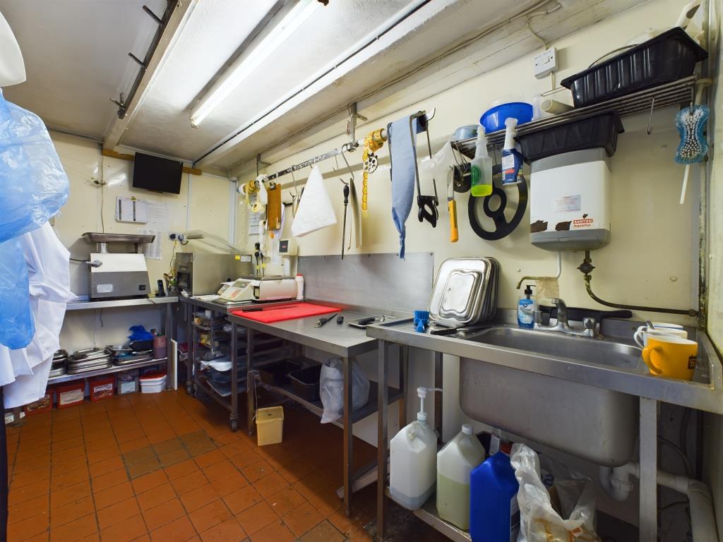 Lot: 43 - MIXED USE PROPERTY PLUS OUTBUILDING WITH PLANNING APPROVAL - Rear preparation room